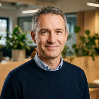 Foto de perfil de James Mitchell, quien figura como Director Ejecutivo en VenciFirme